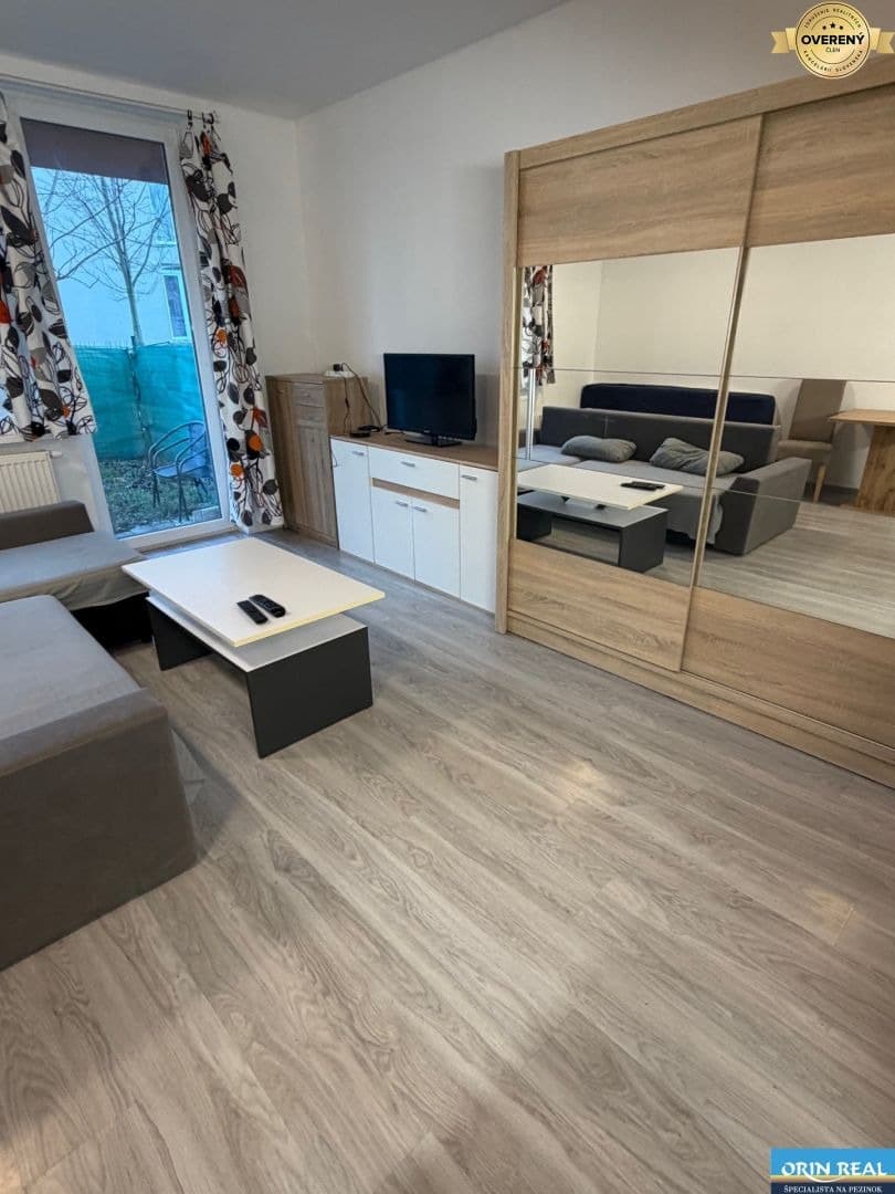 Na prenájom 1izbový byt v Slovenskom Grobe 550,- Eur - Zdjęcie 7