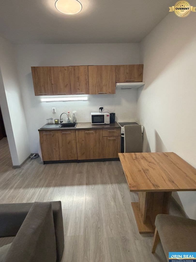 Na prenájom 1izbový byt v Slovenskom Grobe 550,- Eur - Zdjęcie 8