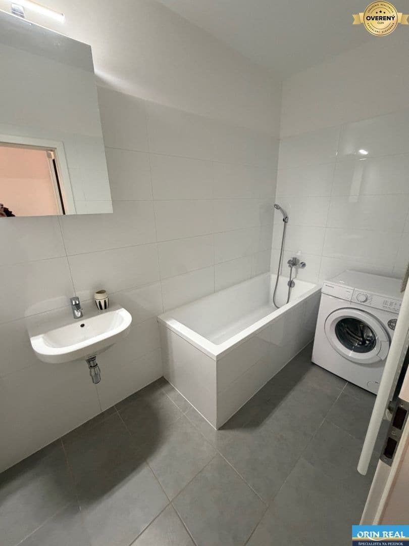Na prenájom 1izbový byt v Slovenskom Grobe 550,- Eur - Zdjęcie 11