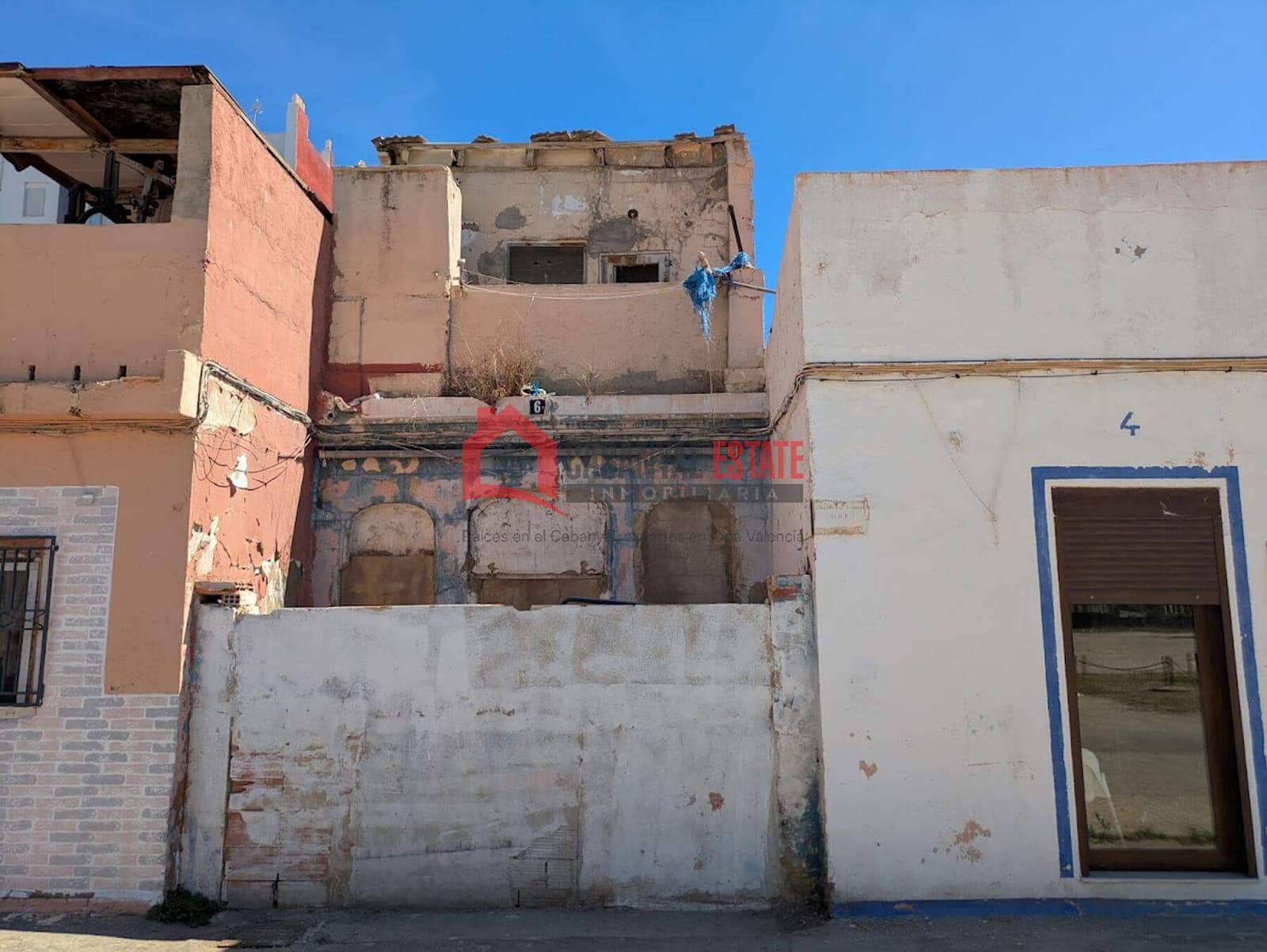 Casa en venta en El Cabanyal para reformar, segunda línea de playa y suelo incluido