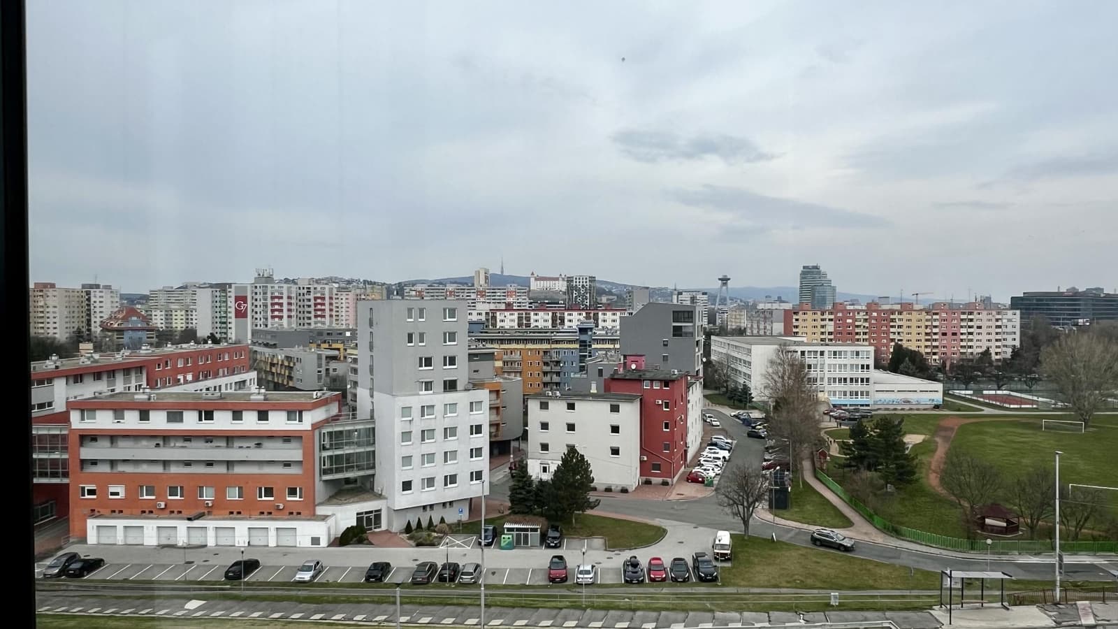 administratívne pr. pri centre, parkovanie, recepcia, krásne výhľady - Obrázek 10