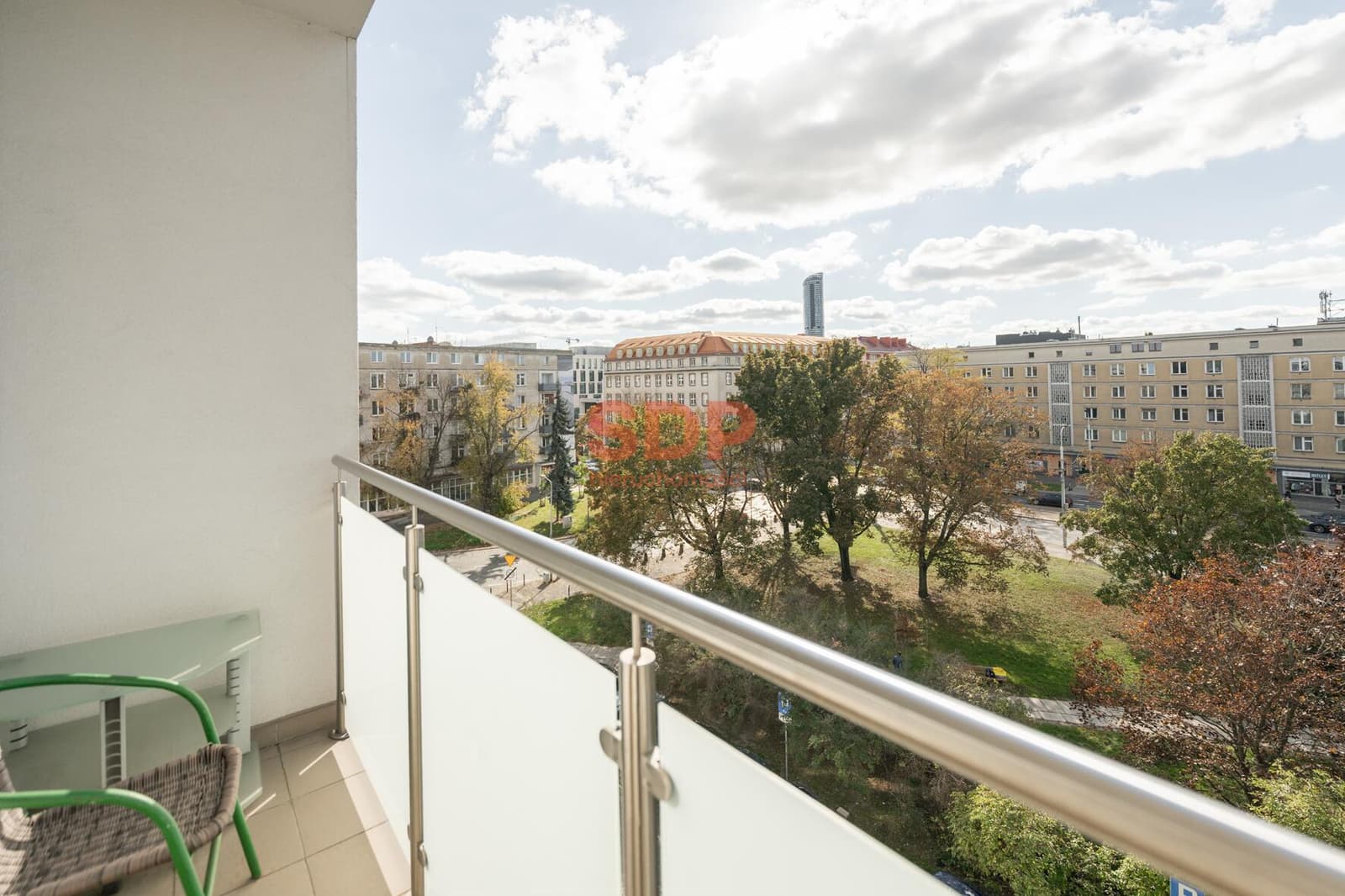 2 pokoje z osobą kuchnią i balkonem w centrum