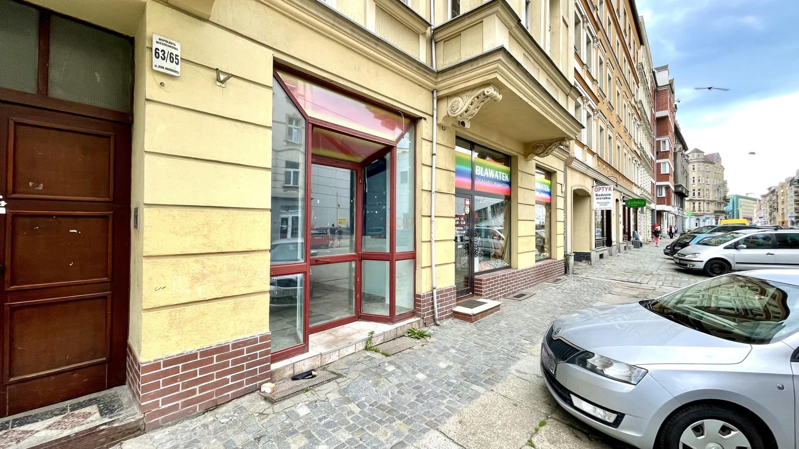 Lokal z witrynami przy ruchliwej ulicy. – billede 1