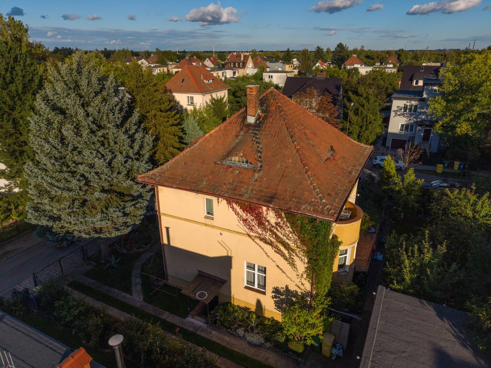 Klasyczna przedwojenna willa miejska z ogrodem - снимка 1