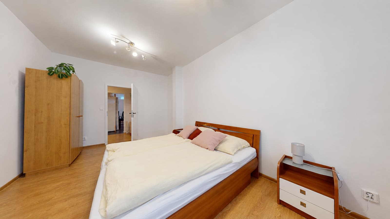 KRAMÁRE – Prenájom - 3 SAMOSTATNÉ NEPRIECHODNÉ IZBY | 70 m² | Stromová - Obrázek 1
