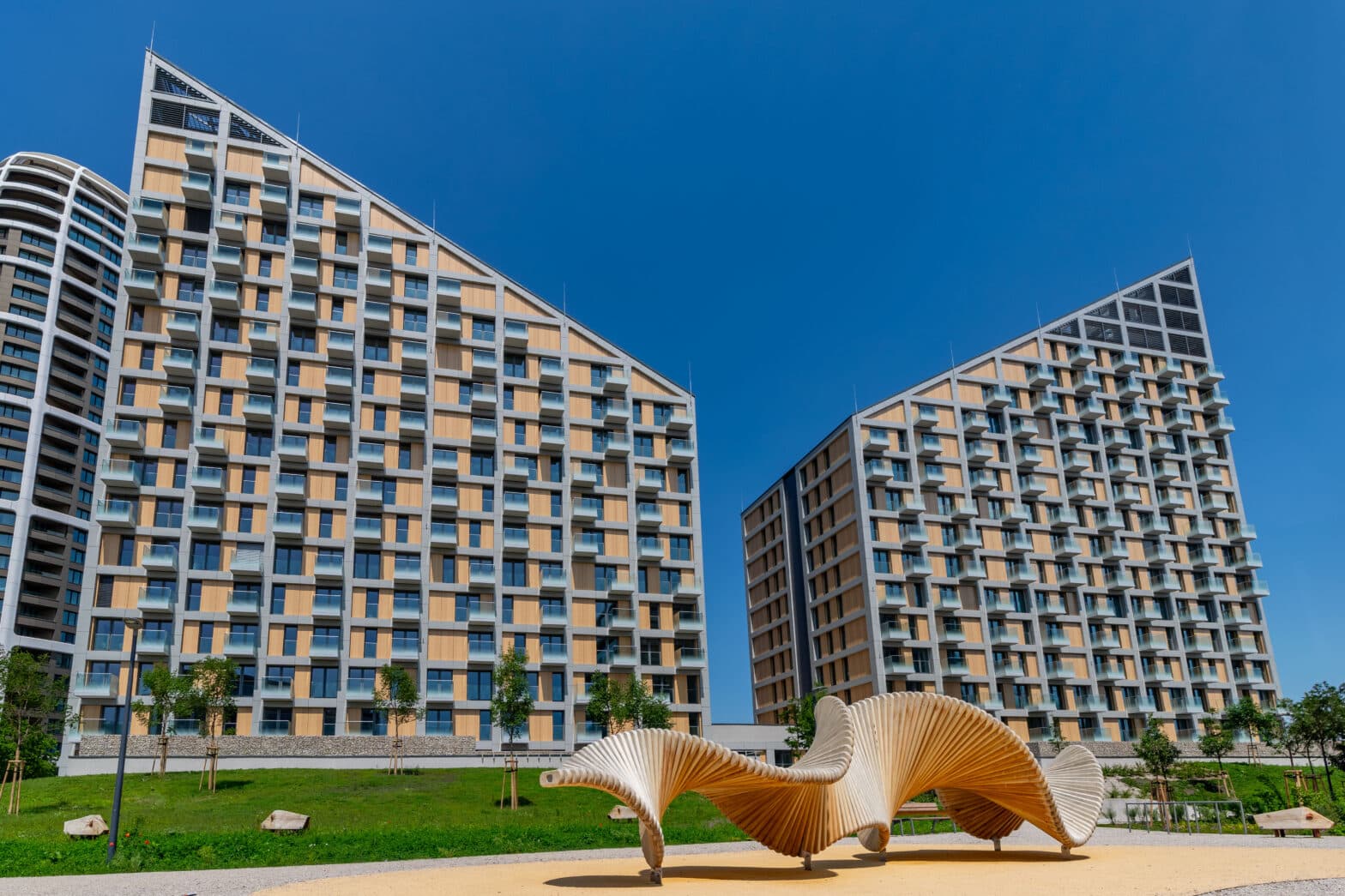 1 Na predaj moderný 2-izbový byt v projekte Metropolis – prémiové bývanie v centre Bratislavy - Image 1