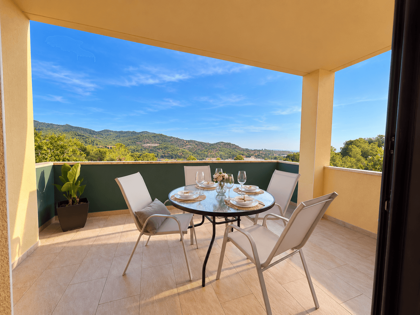 Villa de 318 m² con parcela de 673 m² y vistas panorámicas en la Costa Dorada