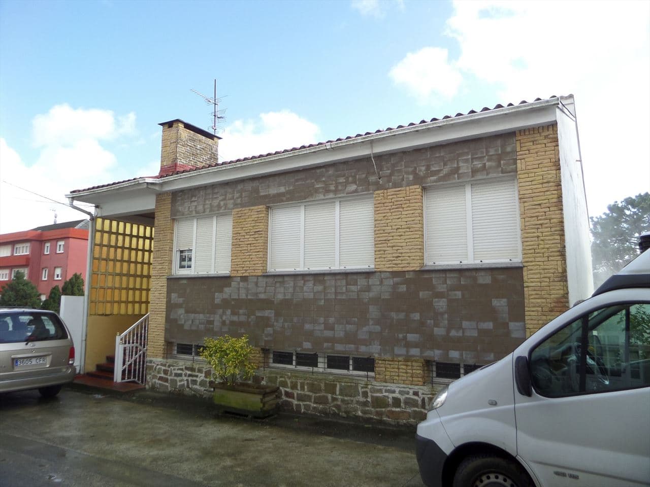 Casa en venta con vistas al mar y a pocos metros de la playa. - Image 1