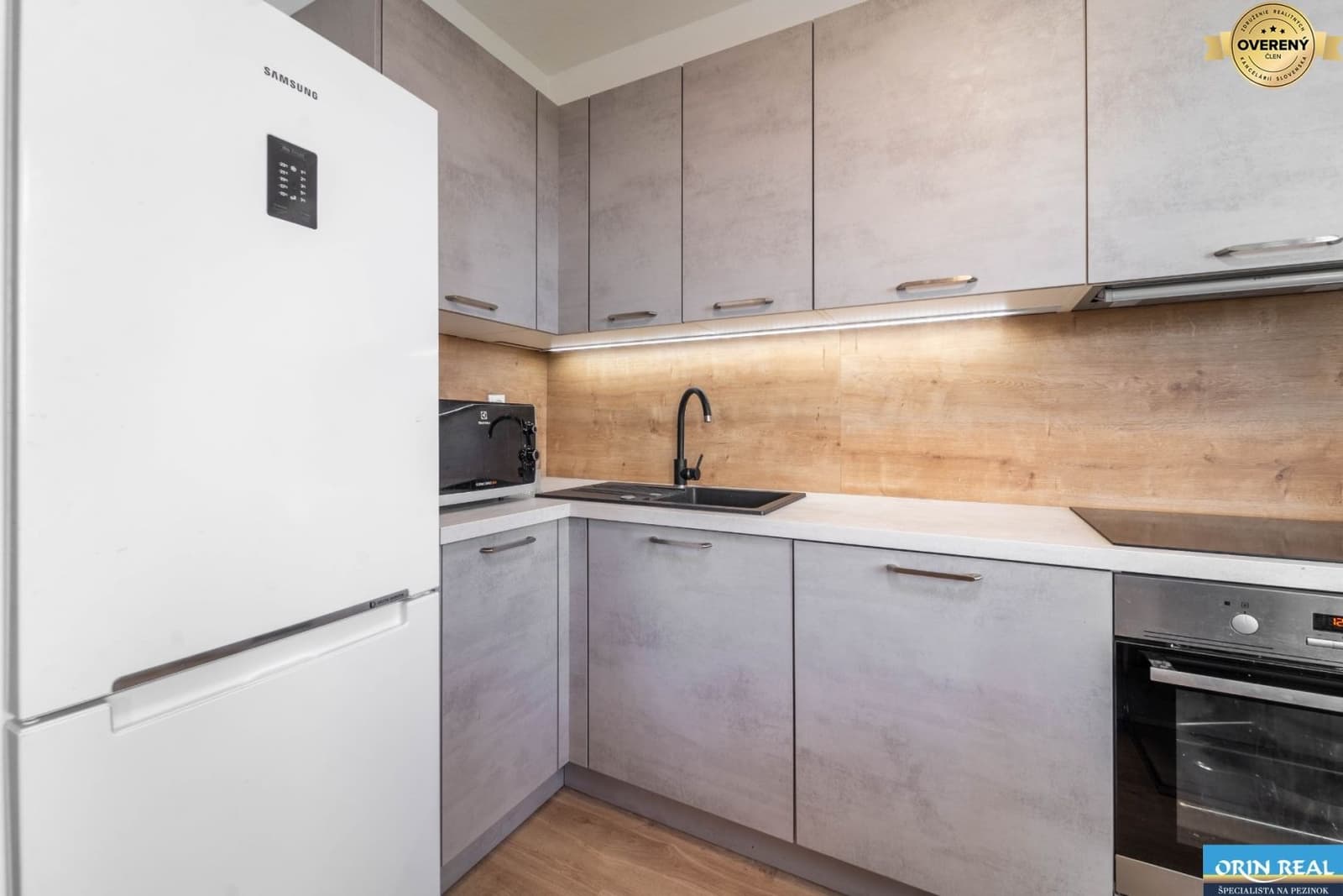 NA PRENÁJOM MODERŃÝ 1,5 IZBOVÝ BYT S PARKOVACÍM MIESTOM - Zdjęcie 4