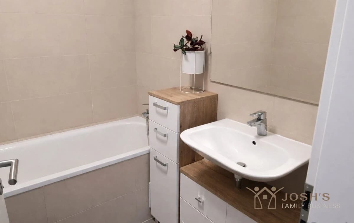 Moderný 2-izbový byt s veľkým balkónom a 2 parkovacími miestami v novostavbe – Kostolište pri - Image 4