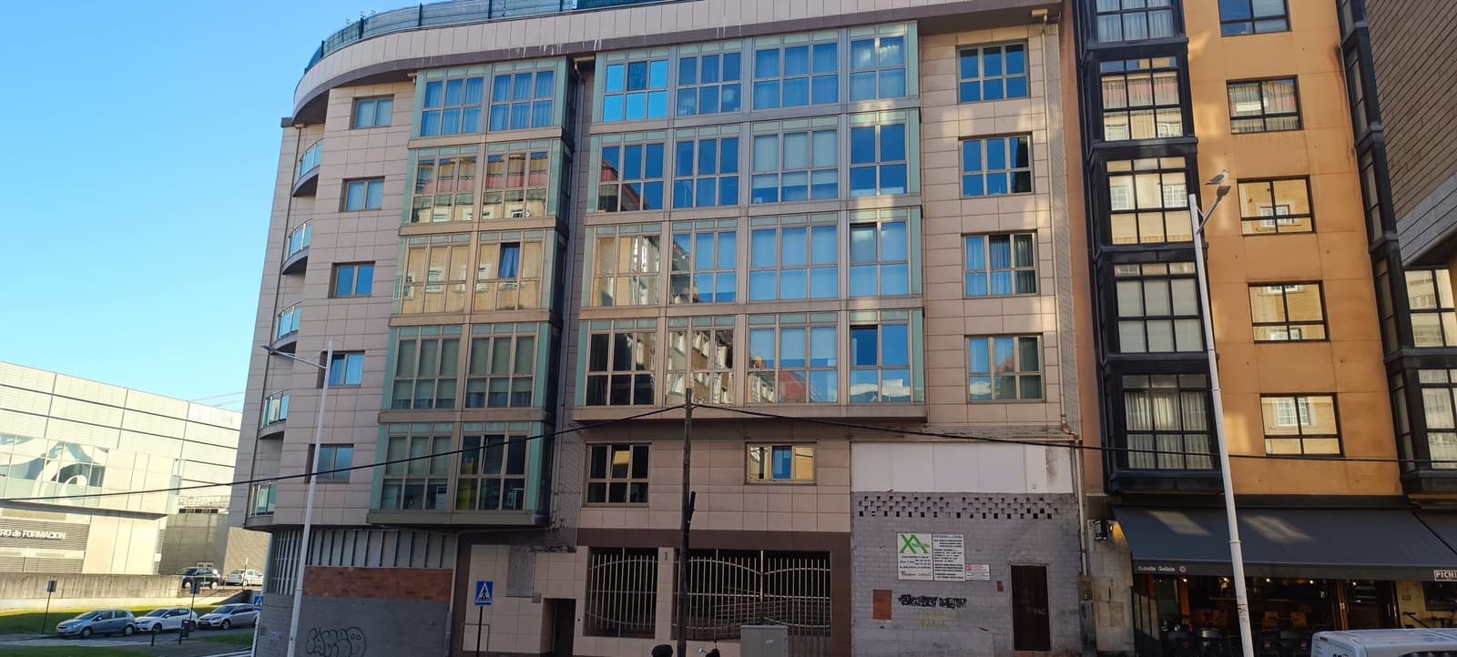 Piso exterior de 97 m² con domótica y orientación sur junto al recinto ferial. - Image 1