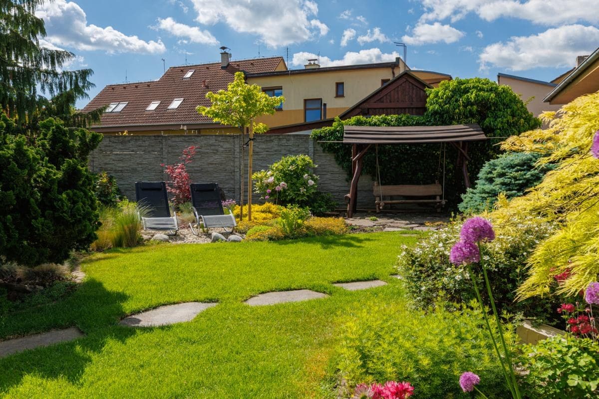 Rodinný dom, kde záhrada vytvára vlastný svet – Veľký Biel - Image 46