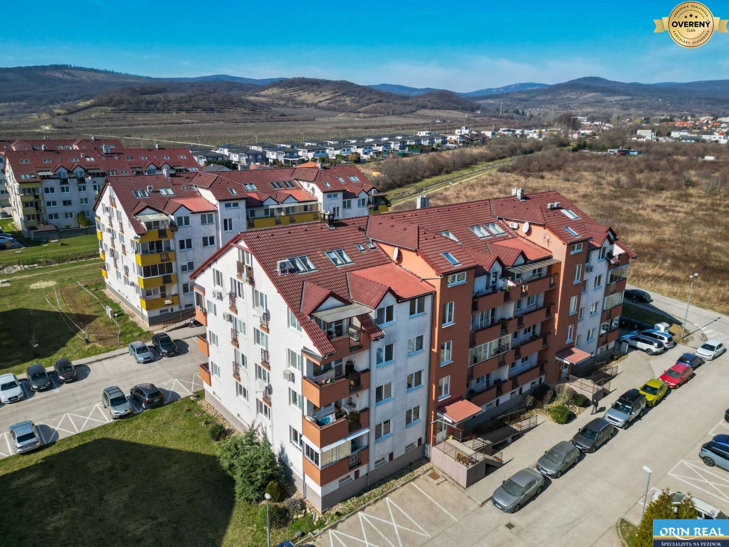3 IZBOVÝ BYT V SRDCI PEZINSKÝCH VINÍC - Dona Sandtnera - Obrázek 1