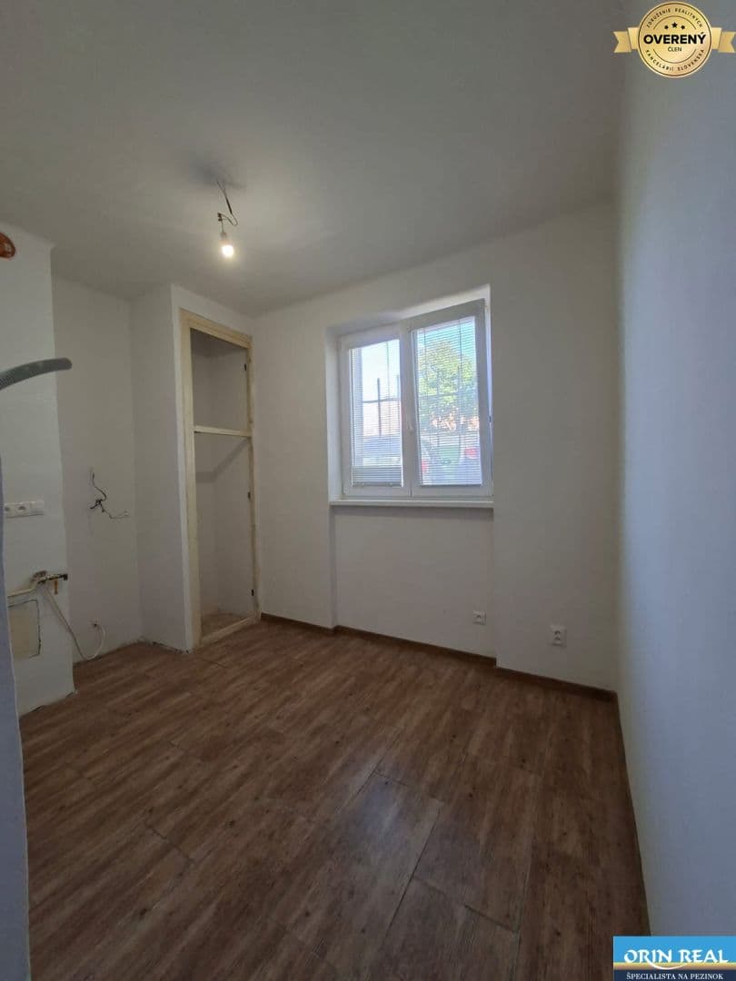 TEHLOVÝ 2 IZBOVÝ BYT PRIAMO V CENTRE - Obrázek 9