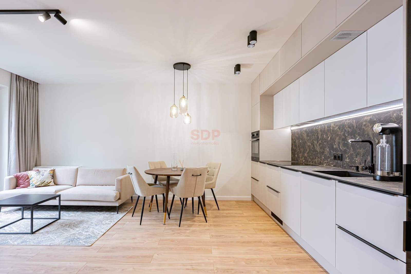 4-pokojowy apartament z balkonem |