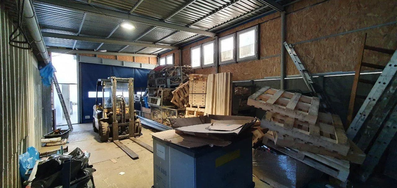 Exkluzívne PNORF – hala, polyf. budova s 3x 2i byty, kancelárie, kovovýroba, garáž, 557 m2, areál Lubonasu - Bild 3