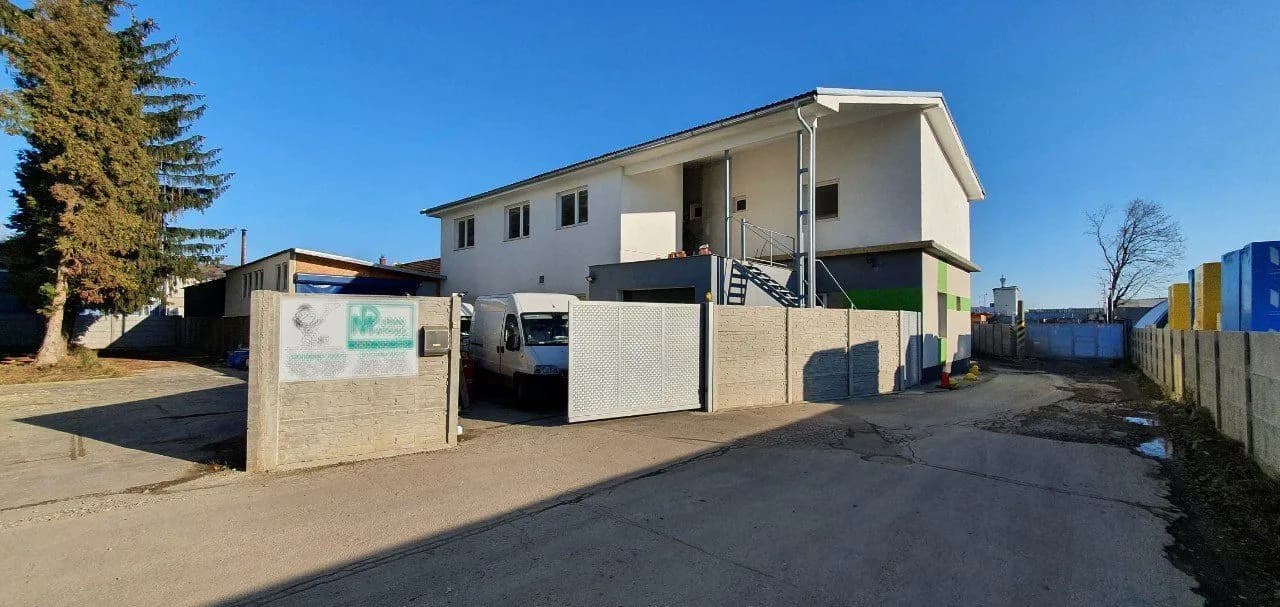 Exkluzívne PNORF – hala, polyf. budova s 3x 2i byty, kancelárie, kovovýroba, garáž, 557 m2, areál Lubonasu - Bild 1
