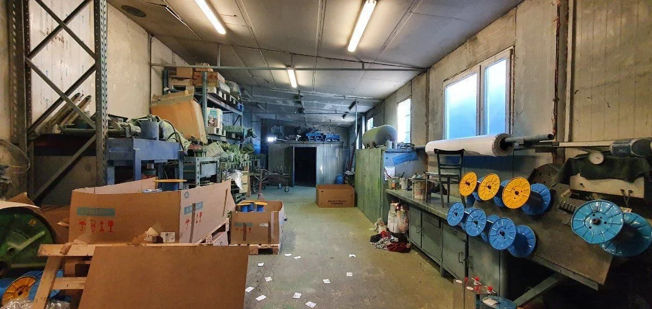 Exkluzívne PNORF – hala, polyf. budova s 3x 2i byty, kancelárie, kovovýroba, garáž, 557 m2, areál Lubonasu - Bild 4