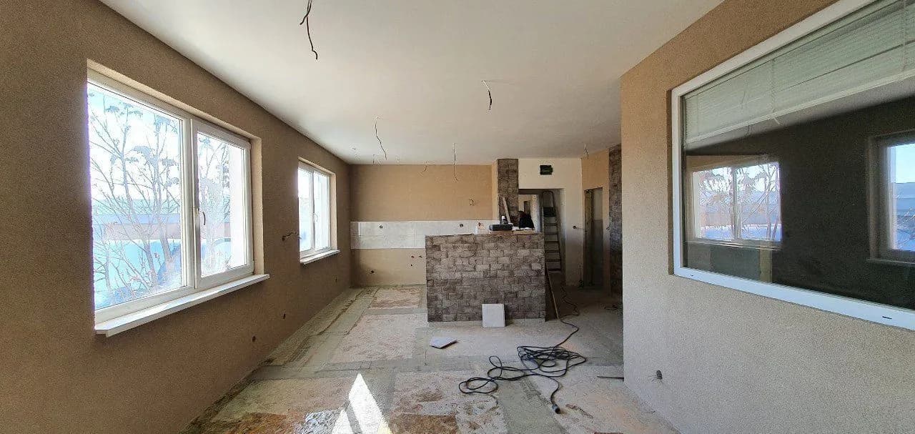 Exkluzívne PNORF – hala, polyf. budova s 3x 2i byty, kancelárie, kovovýroba, garáž, 557 m2, areál Lubonasu - Bild 12