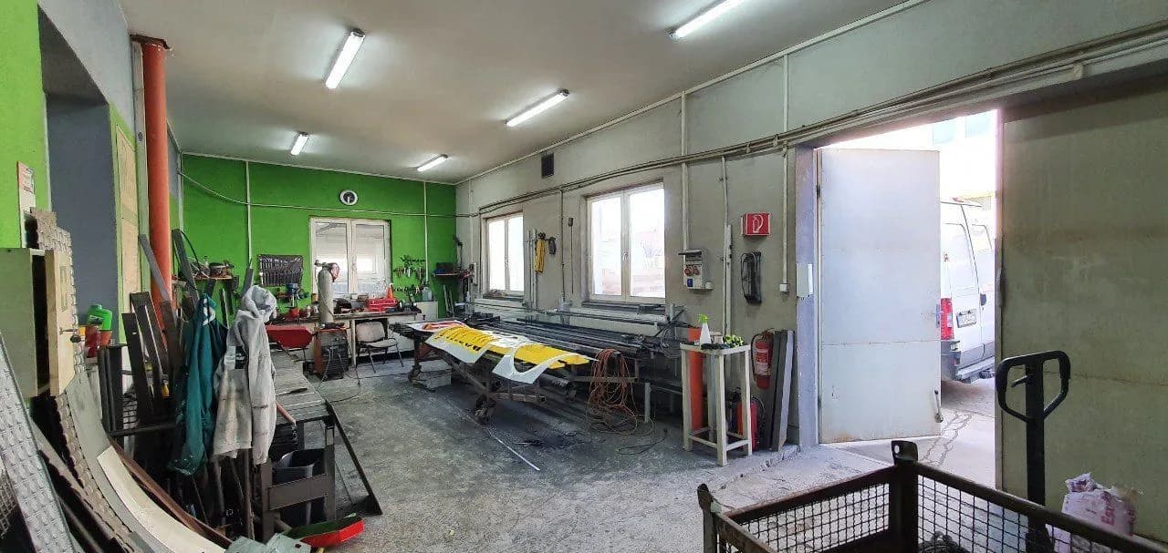 Exkluzívne PNORF – hala, polyf. budova s 3x 2i byty, kancelárie, kovovýroba, garáž, 557 m2, areál Lubonasu - Bild 5