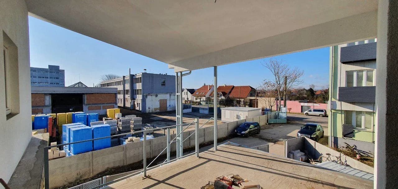 Exkluzívne PNORF – hala, polyf. budova s 3x 2i byty, kancelárie, kovovýroba, garáž, 557 m2, areál Lubonasu - Bild 13
