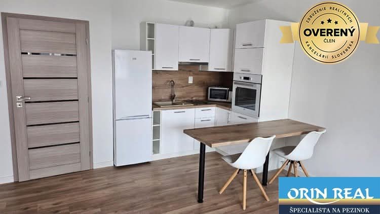 Na prenájom pekný 1 izbový zariadený byt PK 550,- Eur – 1 nuotrauka