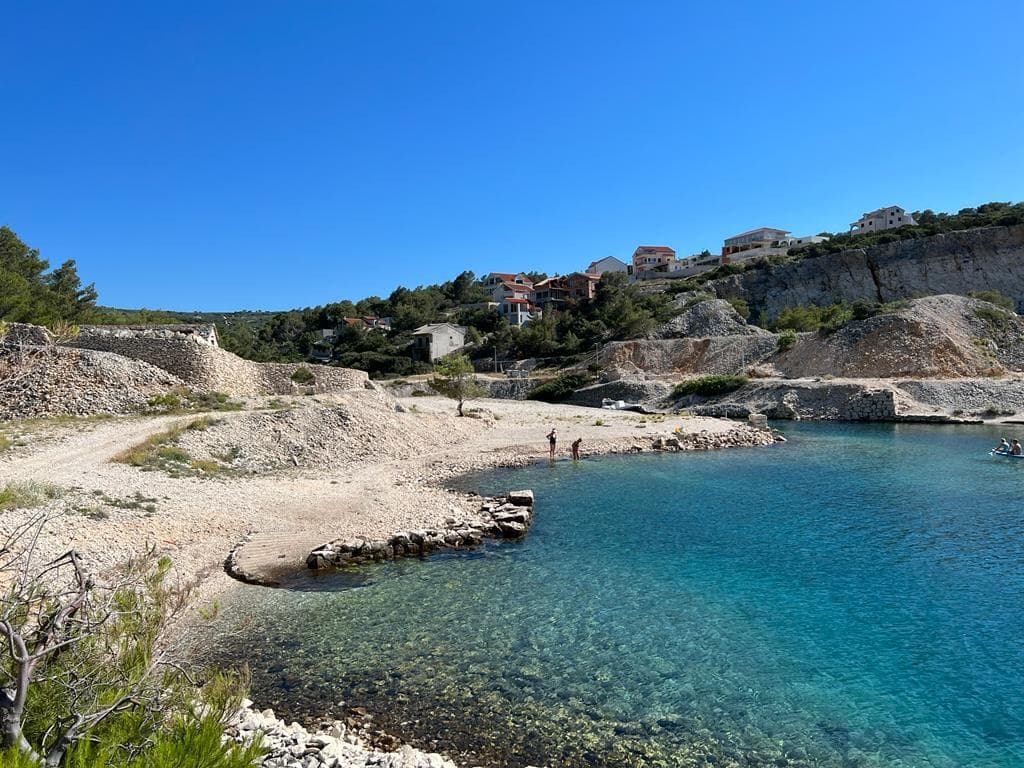 CHORVATSKO/BRAČ - Stavebný pozemok 150m od krásnej pláže - Obrázek 1