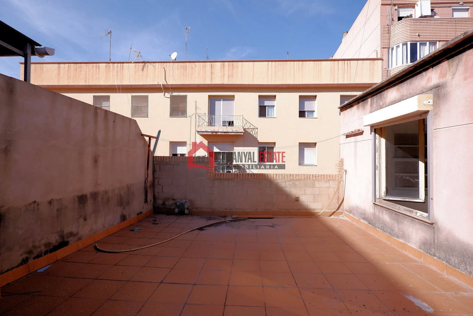 Vivienda con terraza y grandes posibilidades de reforma en Port de Sagunto