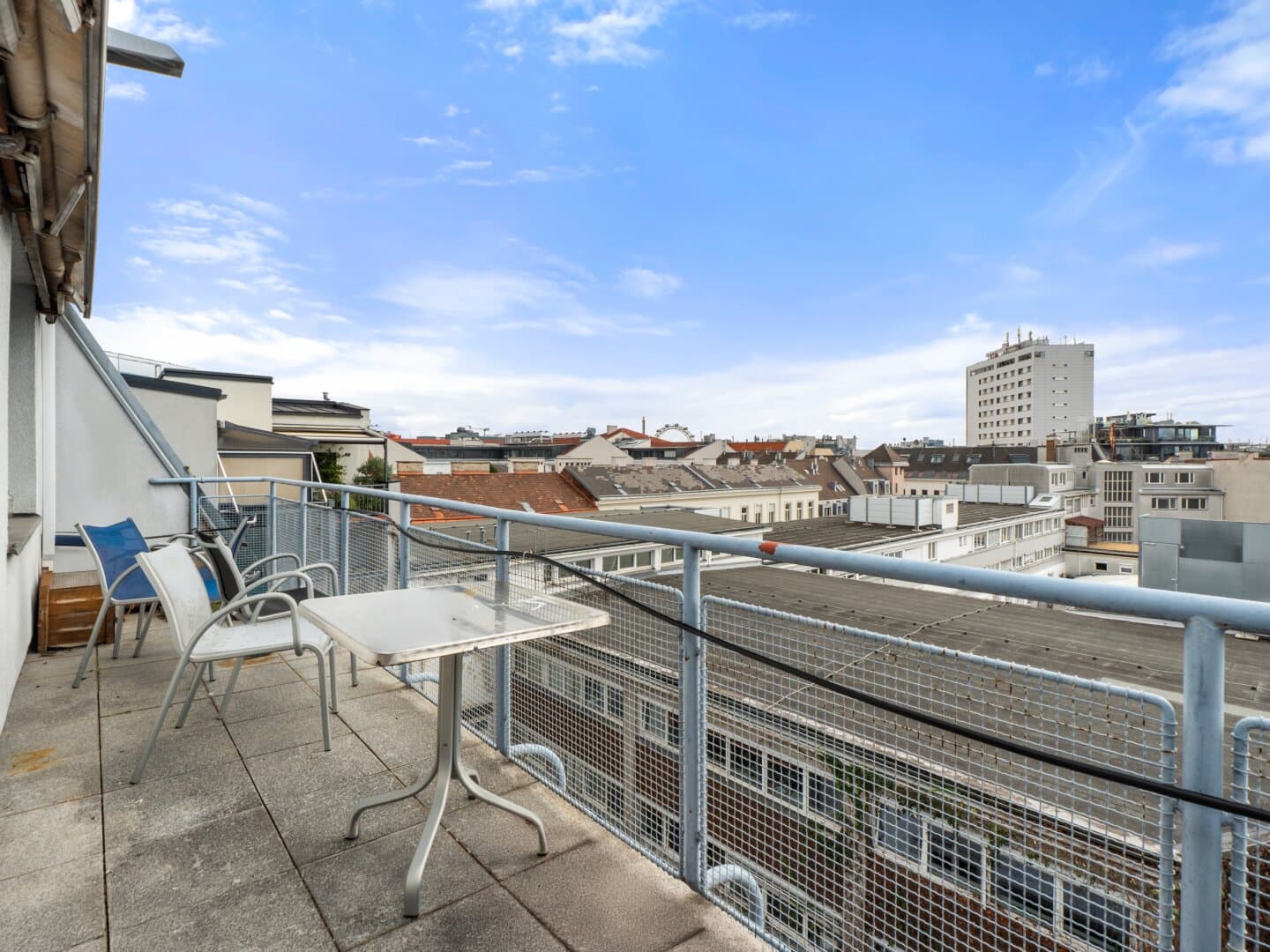 Großzügige Dachgeschoßwohnung mit ruhiger Südterrasse und Klimaanlage - Image 1