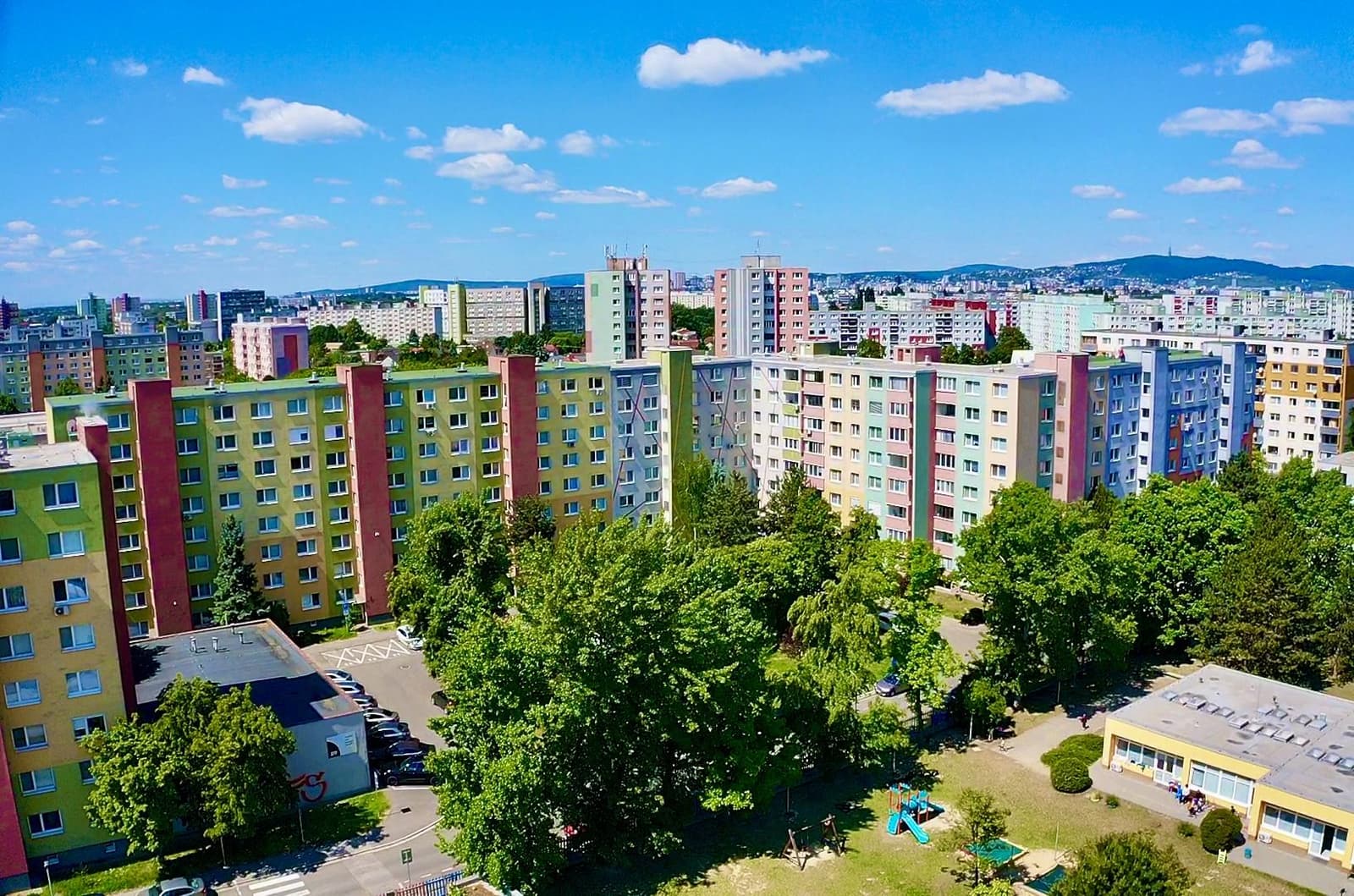 útulný a krásne slnečný 1i byt vo vyhľadávanom pôvodnom stave, s výhľadom do parčíku. - Obrázek 16