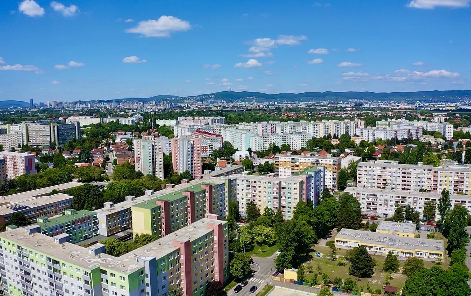 útulný a krásne slnečný 1i byt vo vyhľadávanom pôvodnom stave, s výhľadom do parčíku. - Obrázek 1