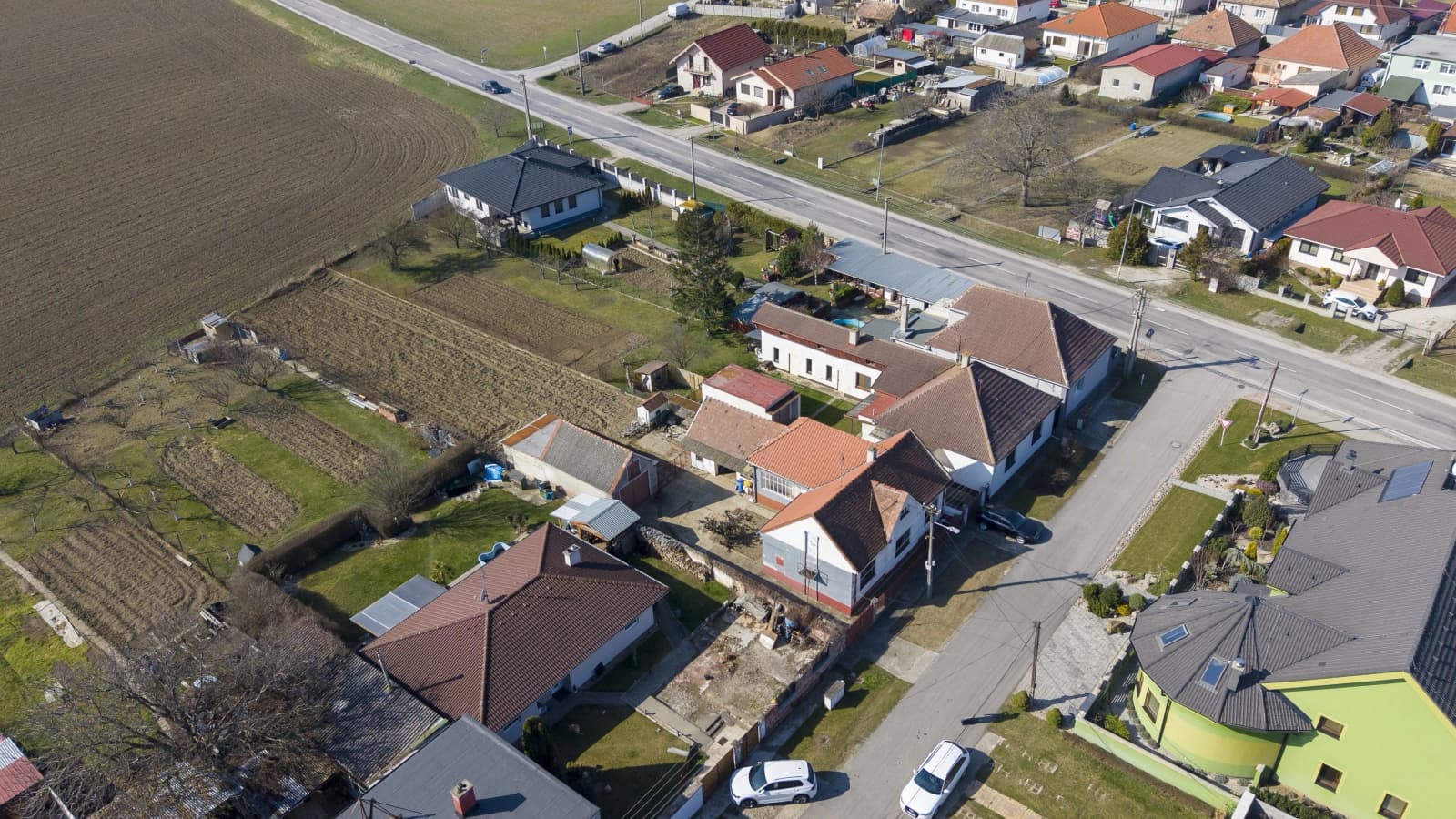 Rezervovaný/PNORF – 4i + kk rod. dom, 2x garáž, veľká záhrada, ul. Ľ. Štúra v Maduniach - Bild 2