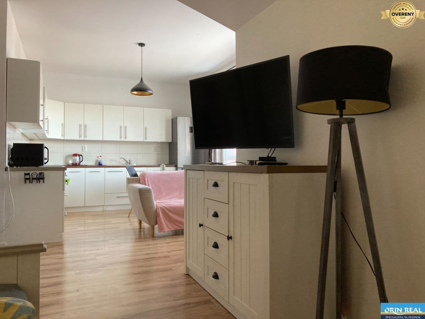 KOMPLETNE ZARIADENÝ 1-IZBOVÝ BYT S TERASOU A PARKOVANÍM | SLOVENSKÝ GR